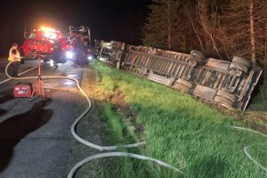 Read more about the article Tractor Trailer Hauling Bees Crashes on I-95 in Clinton